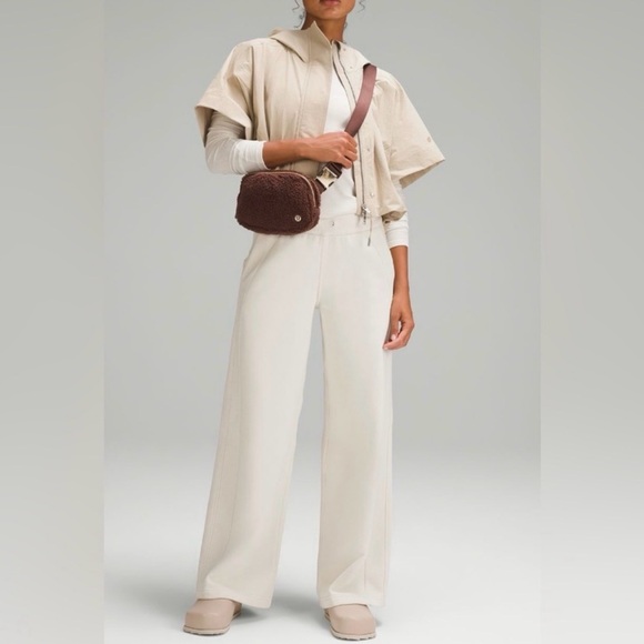 lululemon athletica Handbags - Lululemon Everywhere Belt Bag Crossbody in cozy brown sherpa material travel